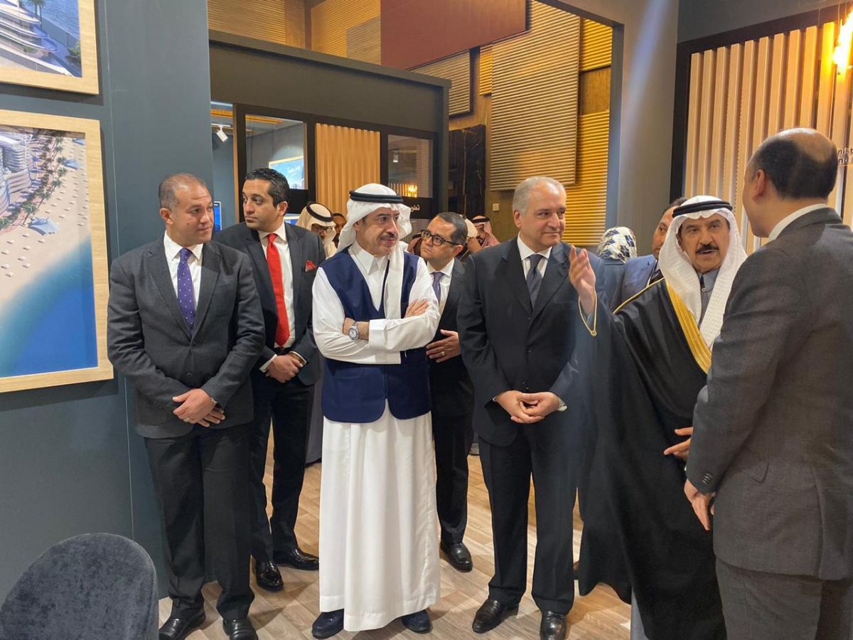 افتتح السفير المصري لدى المملكة العربية السعودية السفير أحمد فاروق معرض “عقارات النيل” اليوم بالعاصمة الرياض.  حضر الإفتتاح رئيس مجلس الأعمال السعودي المصري الدكتور بندر بن محمد العامري وحمد الشويعر نائب رئيس الغرفة التجارية بالرياض ومحمد ضياء نائب السفير المصري بالسعودية وعدد من الإعلاميين والمطوريين العقاريين.  وفي تصريح خاص لـ “برق” قال السفير أحمد فاروق سفير جمهورية مصر العربية لدى المملك العربية السعودية إن المعرض يعد الأضخم في الشرق الأوسط من حيث الشركات مقدمة الخدمة والمشروعات المقدمة فيه بجودة واحترافية عالية.  وأكد فاروق أن إقامة المعرض في السعودية يوطد علاقات الاستثمار بين البلدين حكومة وشعب، مؤكدا عن كم الاستثمارات المشتركة بين البلدين التى زادت في الفترة الأخيرة في ظل قوانين وتسهيلات وزارة الاستثمار المصرية التي سهلت الكثير أمام المستثمرين للدخول للسوق المصري.  وأضاف فاروق أن إقامة المعرض يدل على حجم الاستثمار المصري في السوق العقاري، وهذا يدل على نسبة الأمان المقدمة للمستثمر في هذا السوق، مؤكدا أن هذه النسخة الثانية للمعرض تكررت بسبب الاقبال على المنتج العقاري المصري.  وناشد السفير أحمد فاروق المواطنين السعوديين والمقيمين بضرورة زيارة المعرض والتعرف على ما يقدموه من خدمات عقارية بأسعار وجودة عالية ستخدم المشتري في ظب منافسة عالية بين كافة الشركات مقدمة الخدمة في المعرض.